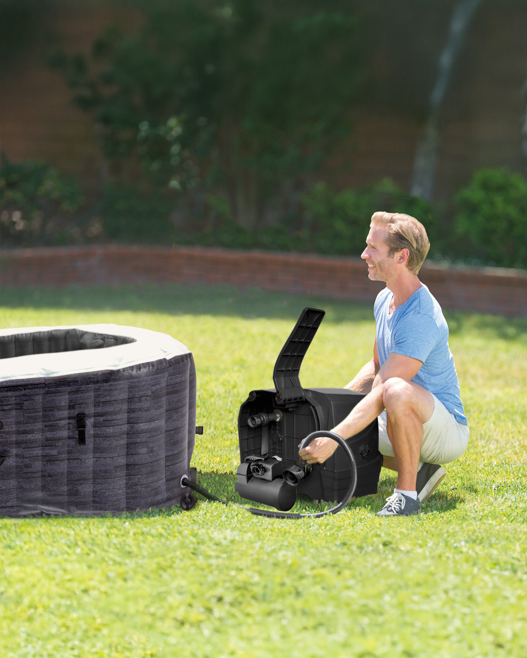 Montagem fácil do spa insuflável Intex no jardim